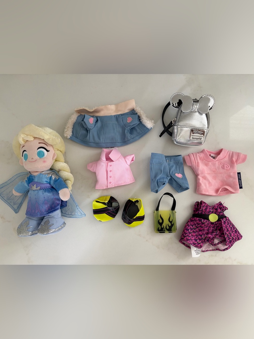 Disney Elsa Numio w/extra outfits/accessories